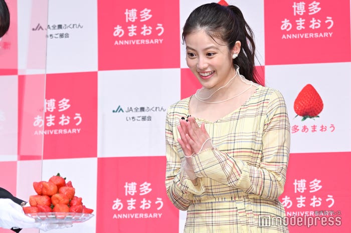 あまおうに目を輝かせる今田美桜 (C)モデルプレス