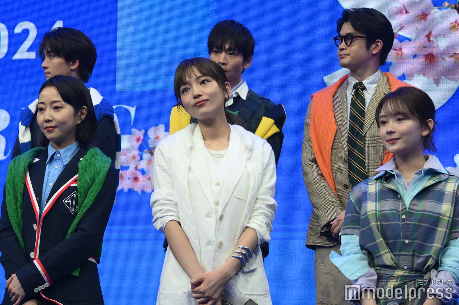 （後列左から）木戸大聖、松下洸平、井之脇海（前列左から）木南晴夏、川口春奈、畑芽育（C）モデルプレス