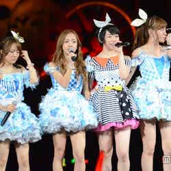 AKB48 1期生（左から：高橋みなみ、板野友美、峯岸みなみ、小嶋陽菜）／写真：5大ドームツアー「AKB48 2013 真夏のドームツアー～まだまだ、やらなきゃいけないことがある～」東京ドーム公演より