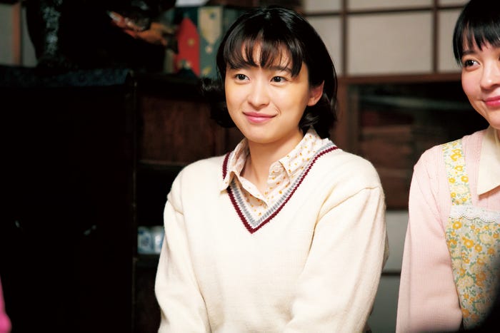 明美役の鳴海唯(C)NHK