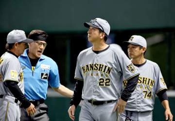 藤川監督が退場処分を受けた博多の夜 阪神が結束を高めた「明るく試合をしようぜ」 
