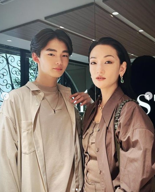 冨永愛、188cm息子・章胤と全身2ショット公開「スーパー親子」「スタイル受け継いでる」と反響