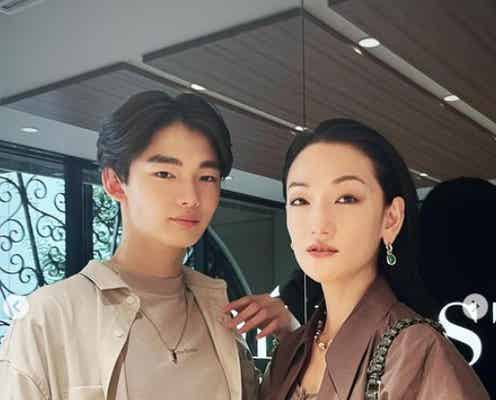 冨永愛、188cm息子・章胤と全身2ショット公開「スーパー親子」「スタイル受け継いでる」と反響