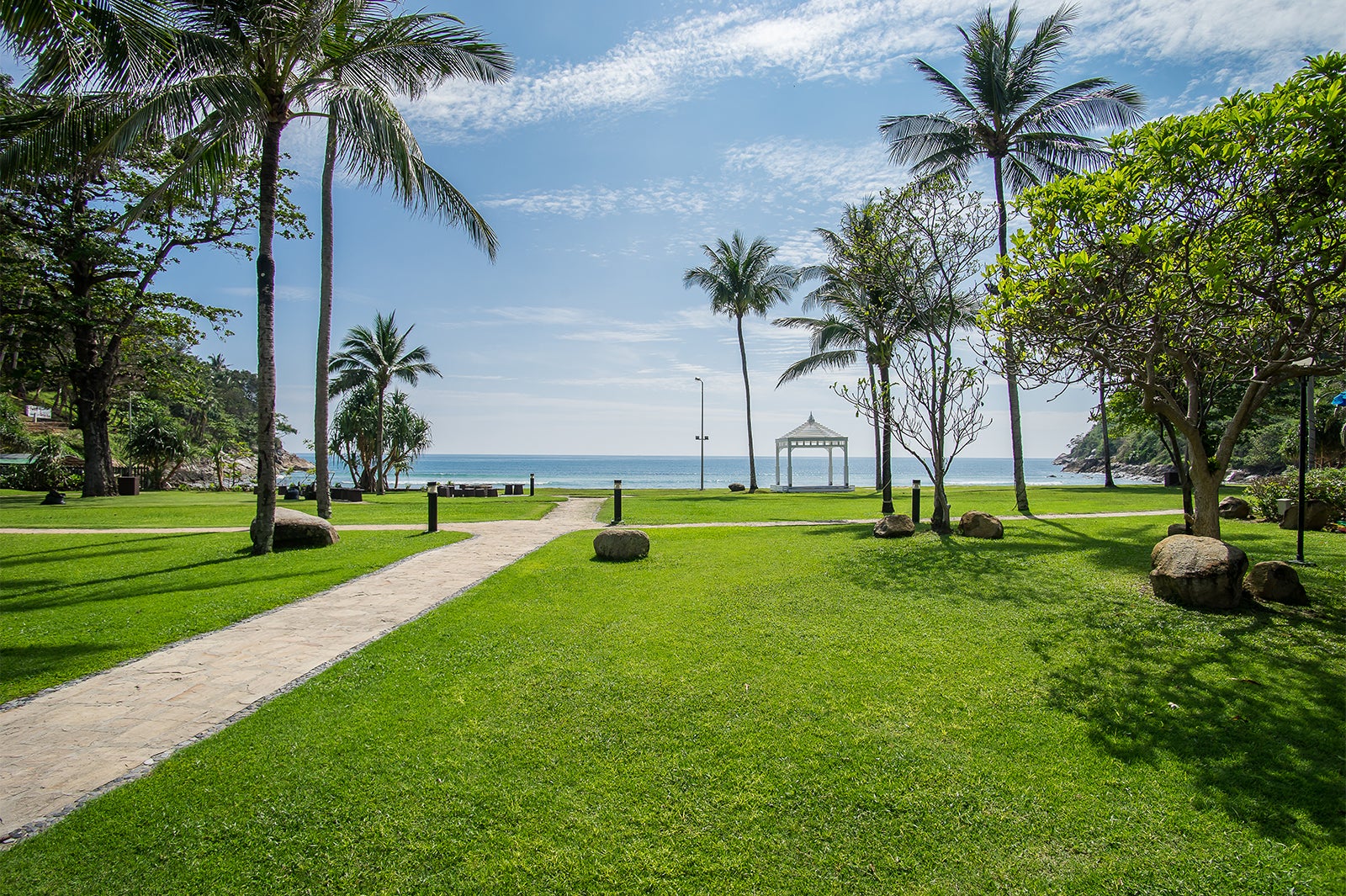 ビーチの芝生／画像提供：日本スターウッド・ホテル（株）広報事務局