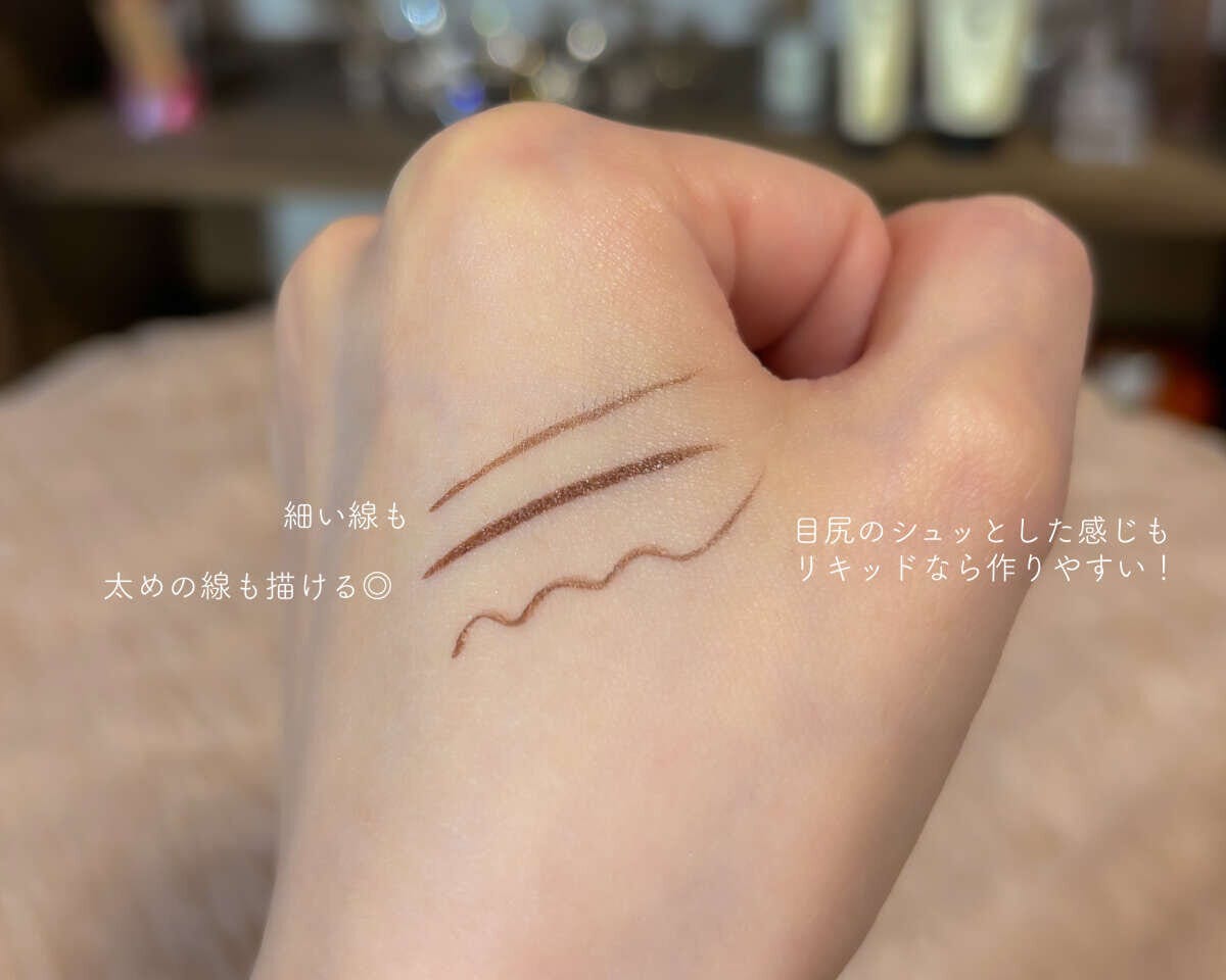 手の甲にアイライナーで描いた細い線と太めの線のサンプル