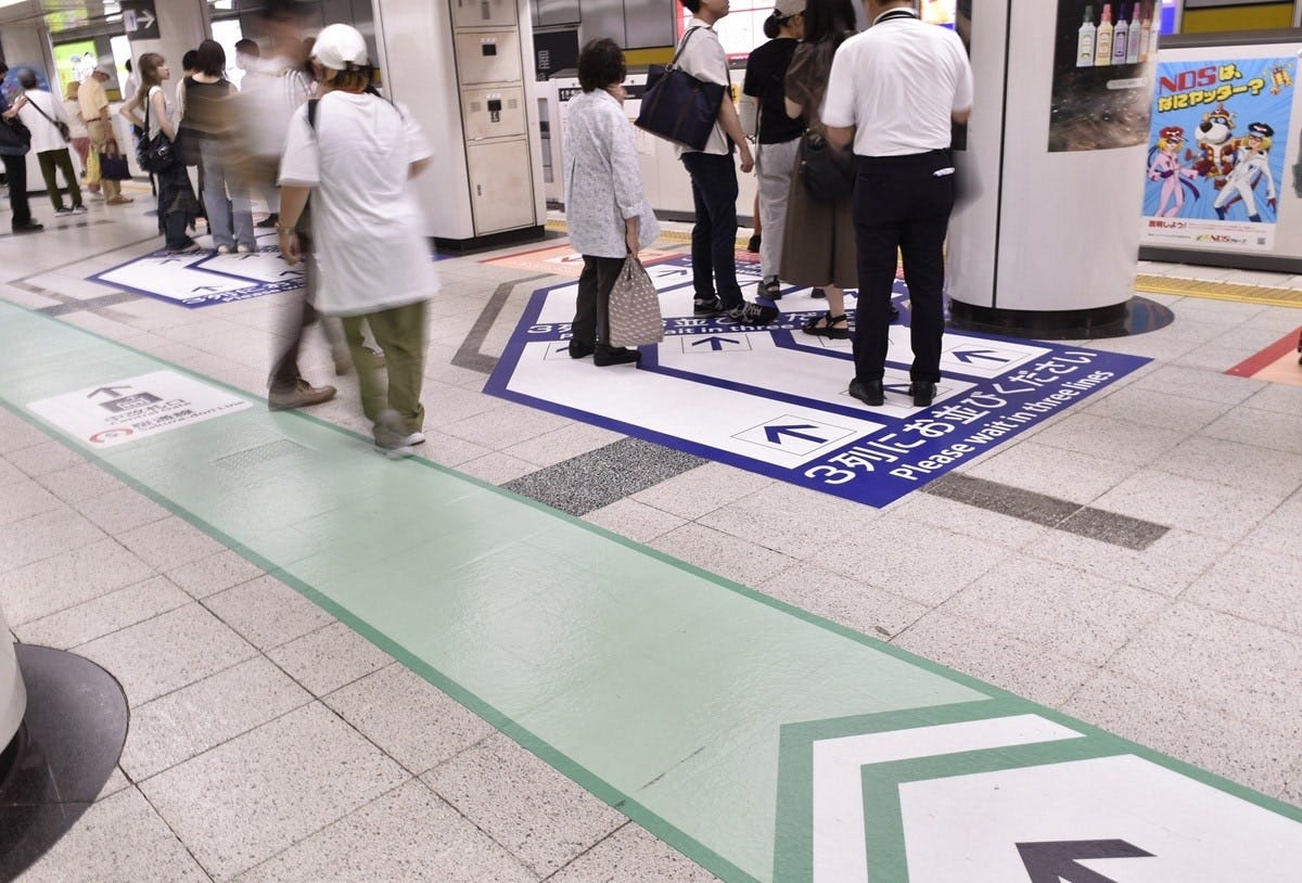 地下鉄東山線ホームにも、3列乗車へ誘導する大きな床サインを設置 ※画像：筆者撮影