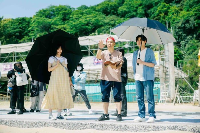 當真あみ、横尾初喜監督、長尾謙杜(C)2025映画「おいしくて泣くとき」製作委員会