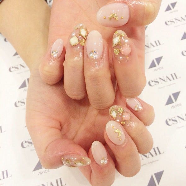 ゴールドのポイント使いでハッピーな印象に(画像提供:esNAIL)