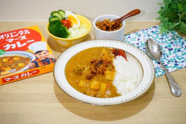 オリエンタルマースカレーとサラダとパッケージ