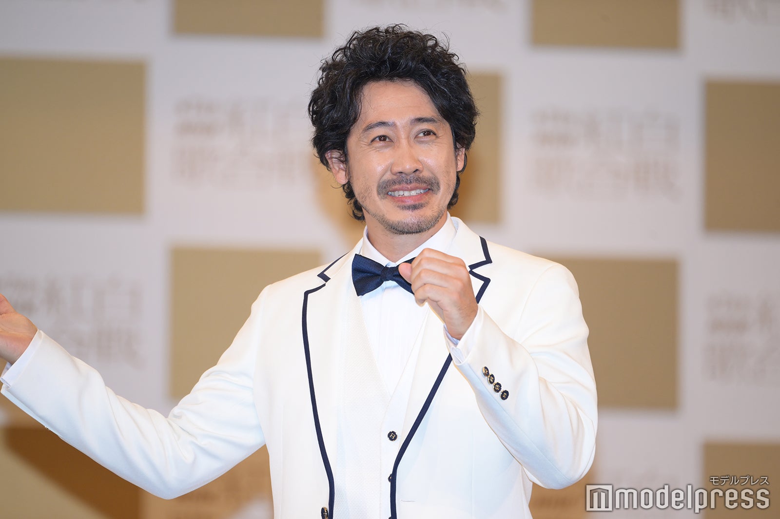 歌ってる風のポージングを求められた大泉洋「これ他の方もやってるんですか？」（C）モデルプレス