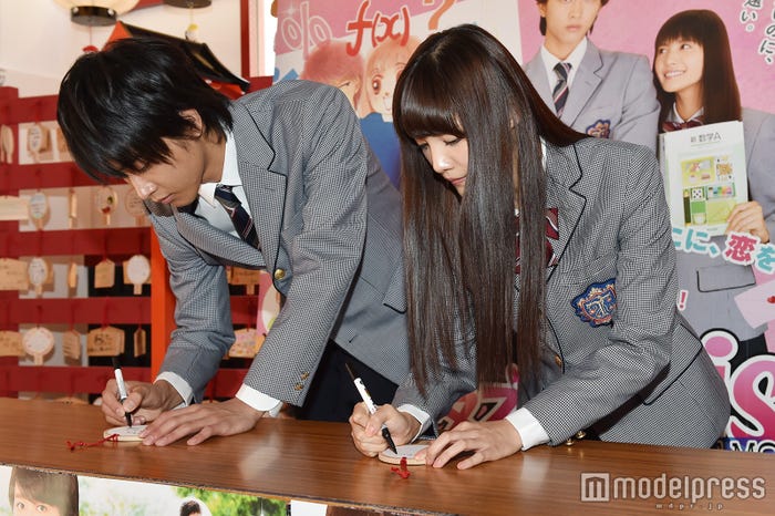 (左から)佐藤寛太、美沙玲奈 (C)モデルプレス