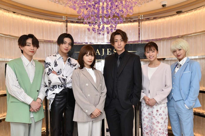(左から)宮世琉弥、八木勇征、桜井ユキ、三浦翔平、志田彩良、鈴木ゆうか(C)カンテレ・フジテレビ