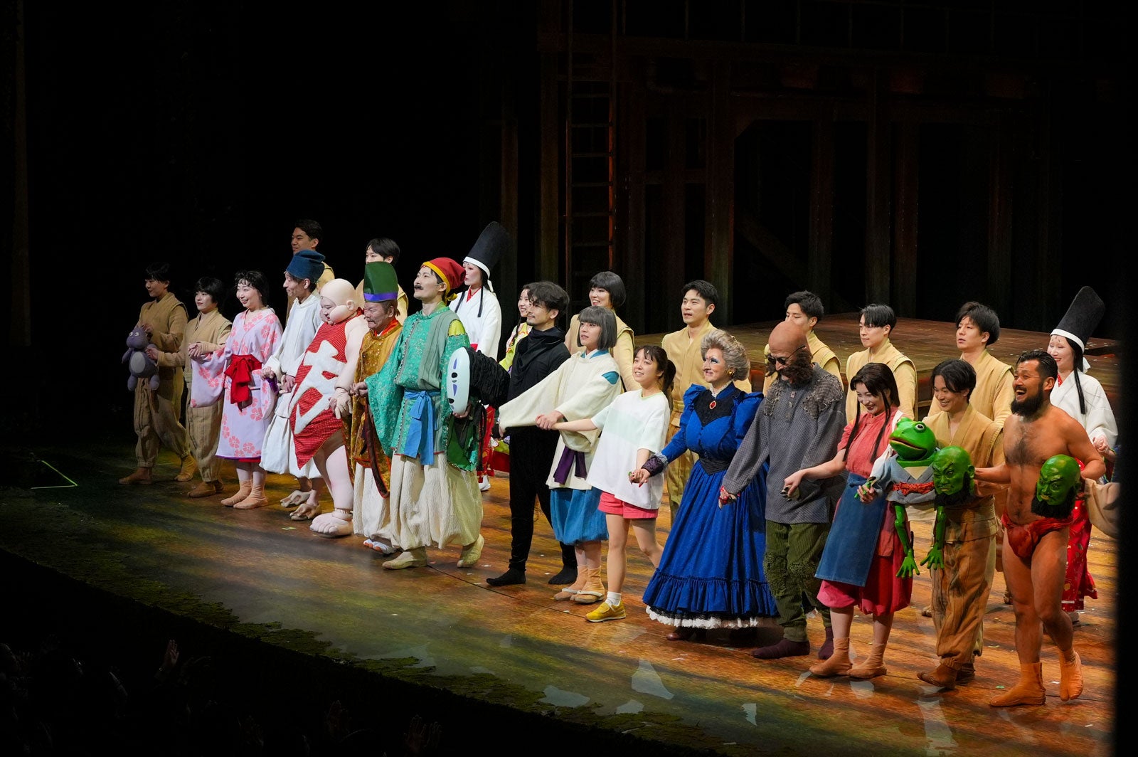 上白石萌音ら／舞台「千と千尋の神隠し」ソウル公演カーテンコールより（提供写真）