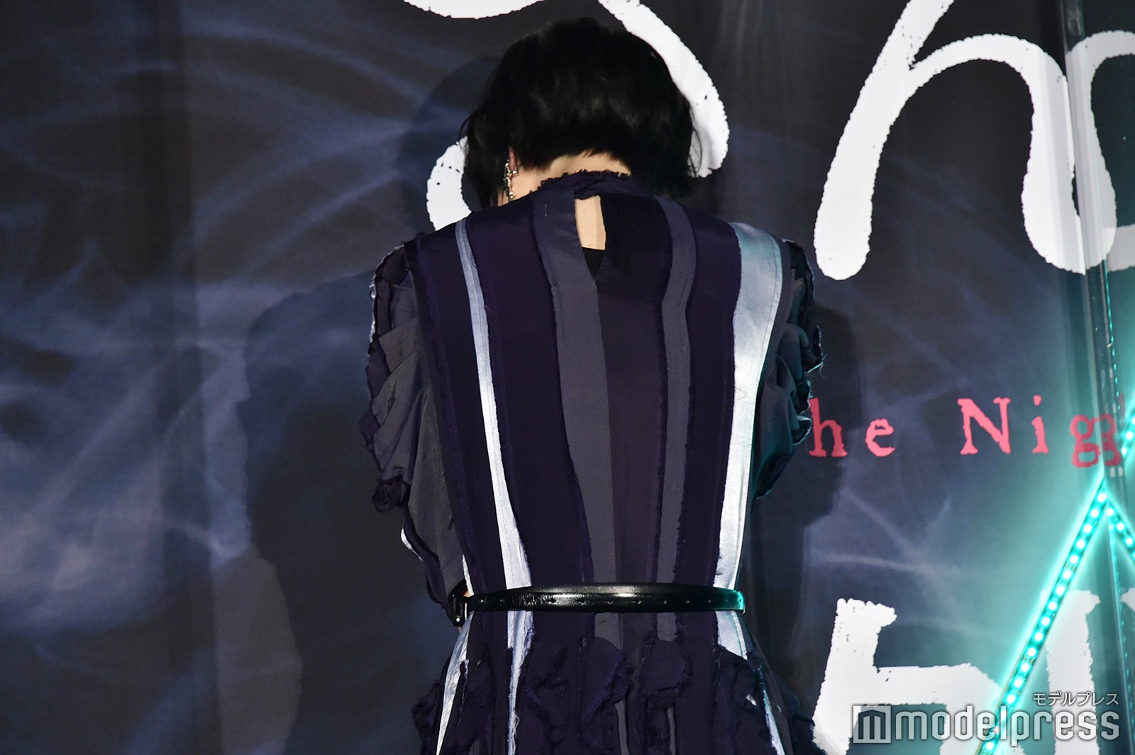 笑いがこらえきれず背を向ける平手友梨奈（C）モデルプレス