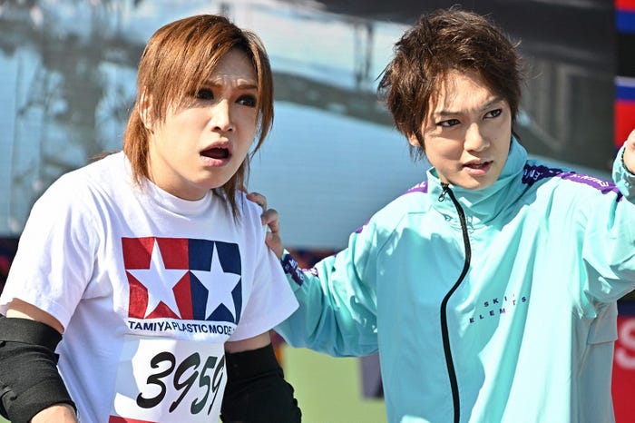 鬼龍院翔、喜矢武豊/ゴールデンボンバー(C)TBS