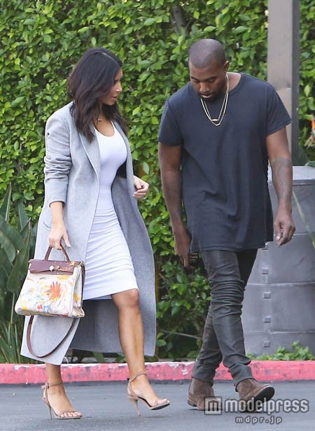 キム・カーダシアン、娘が落書きしたエルメスのバッグでお出かけ