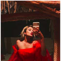 モデルプレス - ローラ、胸元ざっくりSEXYドレス姿に「絵になる」「色っぽい」と反響殺到