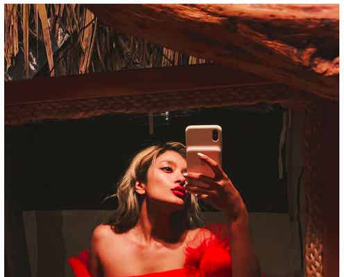 ローラ、胸元ざっくりSEXYドレス姿に「絵になる」「色っぽい」と反響殺到