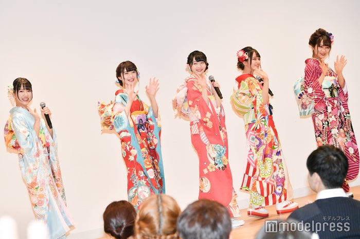 （左から）蟹沢萌子、菅波美玲、谷崎早耶、佐々木舞香、大場花菜 （C）モデルプレス