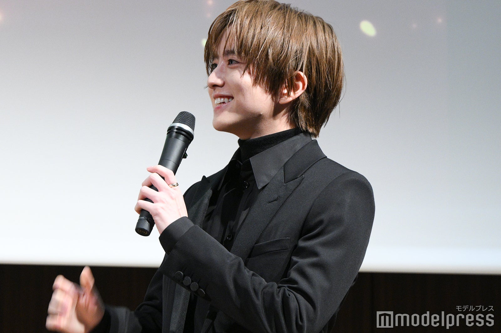 目黒蓮との再会に喜ぶ板垣李光人（C）モデルプレス