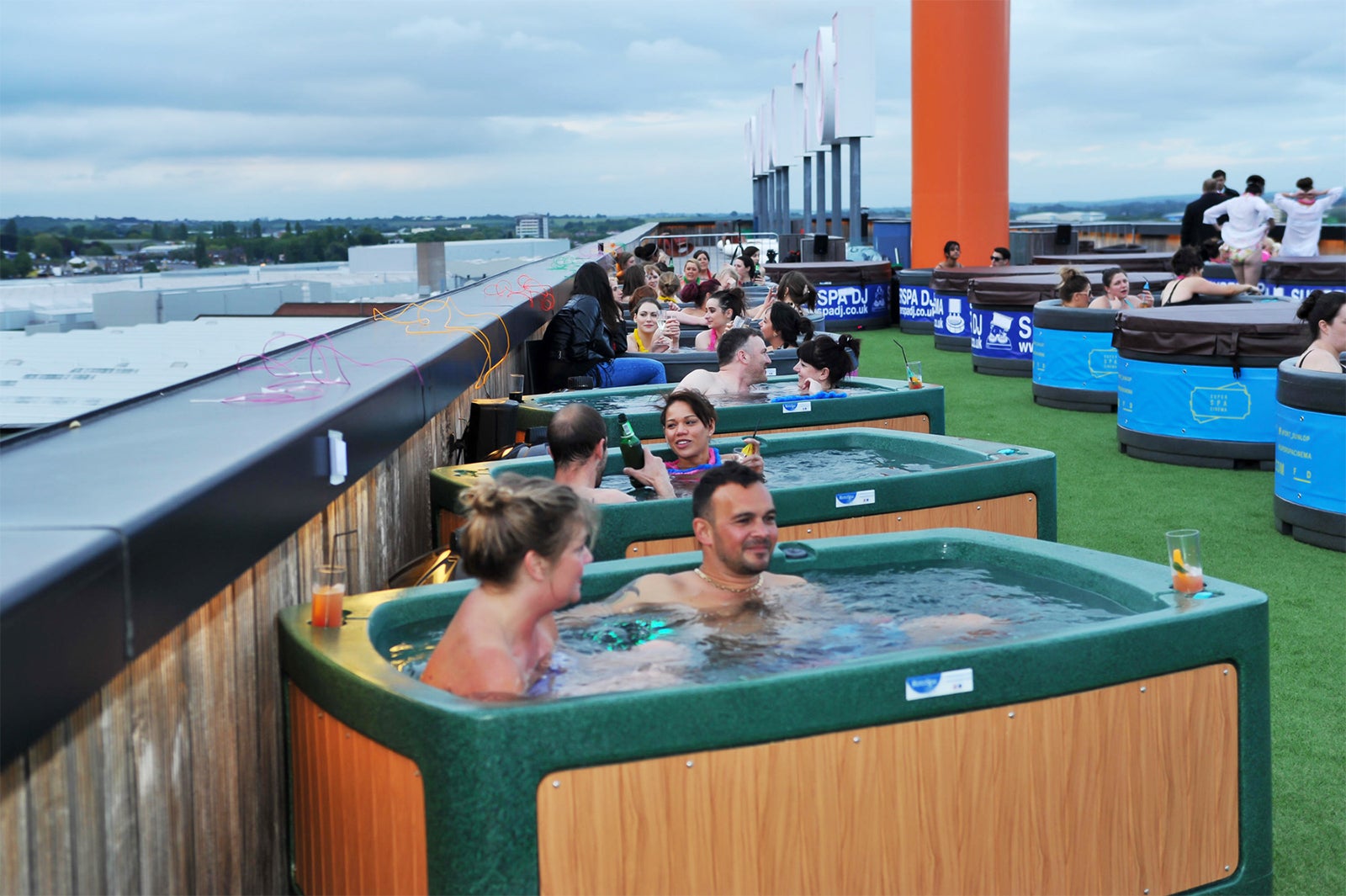 屋上「MAG’s PARK」に12個のポータブルバスタブを設置／画像提供：アフロ＆コー