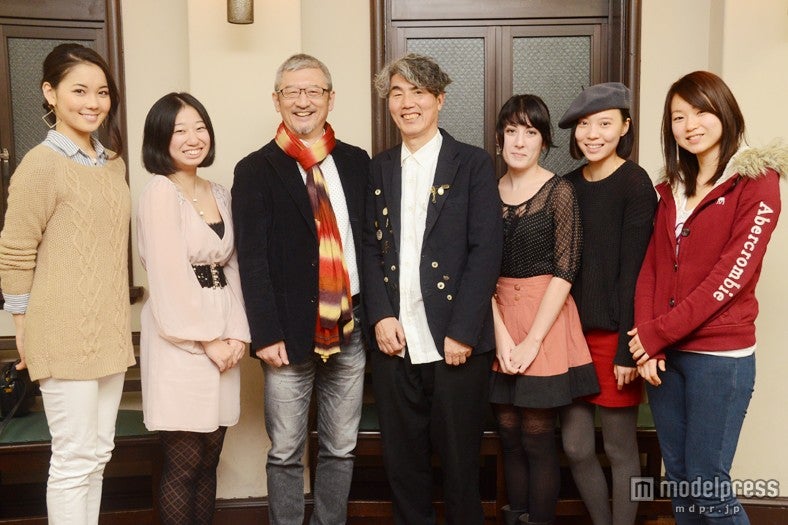 恋愛座談会in早稲田大学。森川友義教授(中左)と国際教養学部の安藤紘平教授（中右）と早稲田大学生徒たち