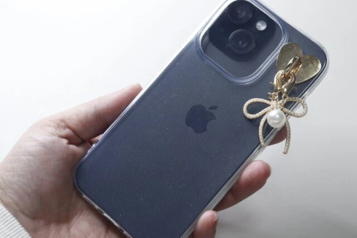 ダイソー　スマホチャーム（ビジューリボン、3P）　使用例