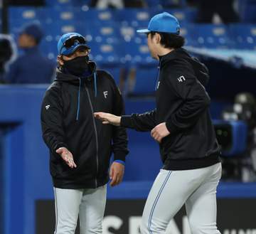 死闘2連勝の新庄監督が爆笑トーク「吸ったもん、吸った、吸った（笑）」池山監督にも言及「明日は見せません、笑顔を（笑）」