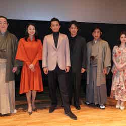 （左から）坂東彌十郎、小池栄子、小栗旬、大泉洋、片岡愛之助、宮澤エマ（C）NHK