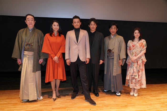 (左から)坂東彌十郎、小池栄子、小栗旬、大泉洋、片岡愛之助、宮澤エマ(C)NHK