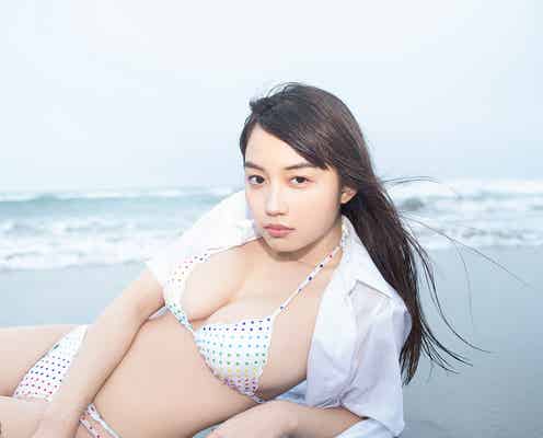 黒木ひかり、海で制服から水着姿に 体を張って撮影「必死でした」<アザーカット&コメント到着>