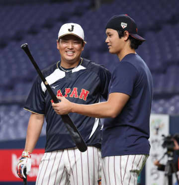 大谷翔平が決起集会 山本由伸も笑顔で参加 最後列の大谷は鈴木誠也の肩に手を置きニコッ！岡本和真らメジャー組も勢ぞろい