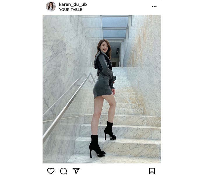 レースクイーン・橘香恋、美脚に釘付けにされる振り向きショットで微笑みをお届け!