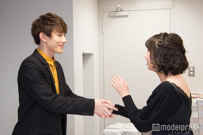 ファンと握手する赤澤遼太郎(C)モデルプレス