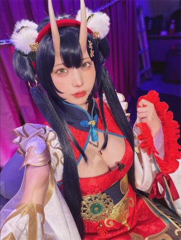 えなこ、『放置少女』9周年をお祝い！ 「角の存在感が凄い」と話題の墨麟コスプレ姿を披露