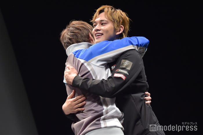 勝利の抱擁!新田真剣佑、北村匠海 (C)モデルプレス