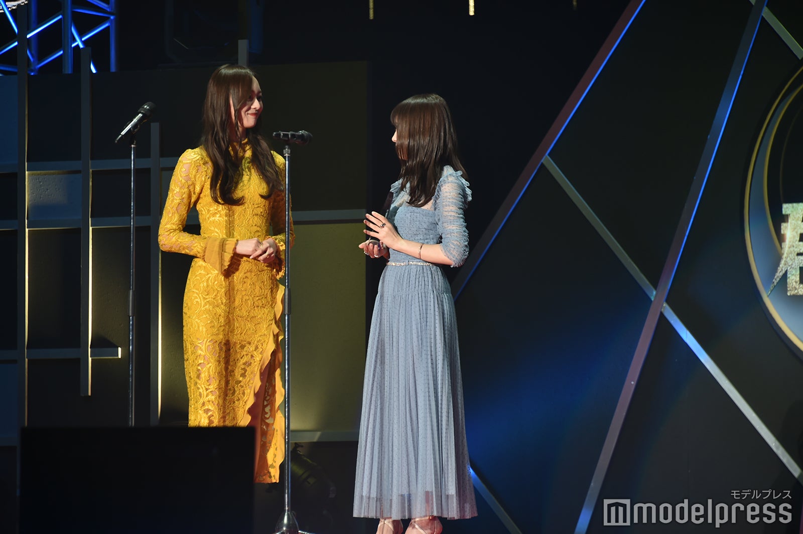 梅澤美波、秋元真夏（C）モデルプレス