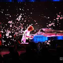 YOSHIKIが奏でるやわらかい音色と、スクリーンに映された桜の映像で幻想的な空間が演出された