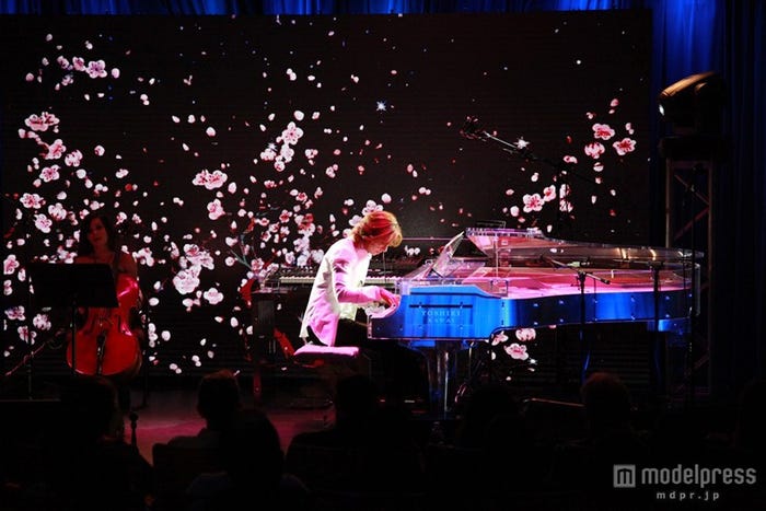 YOSHIKIが奏でるやわらかい音色と、スクリーンに映された桜の映像で幻想的な空間が演出された