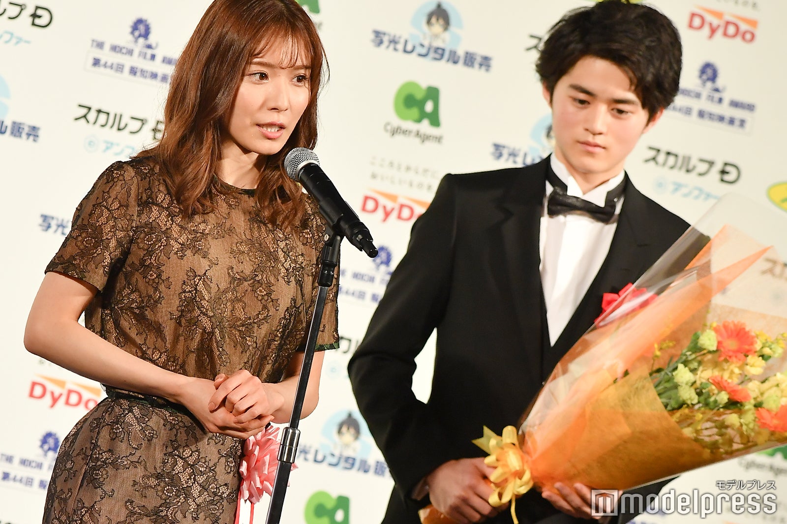 （左から）松岡茉優、鈴鹿央士（C）モデルプレス