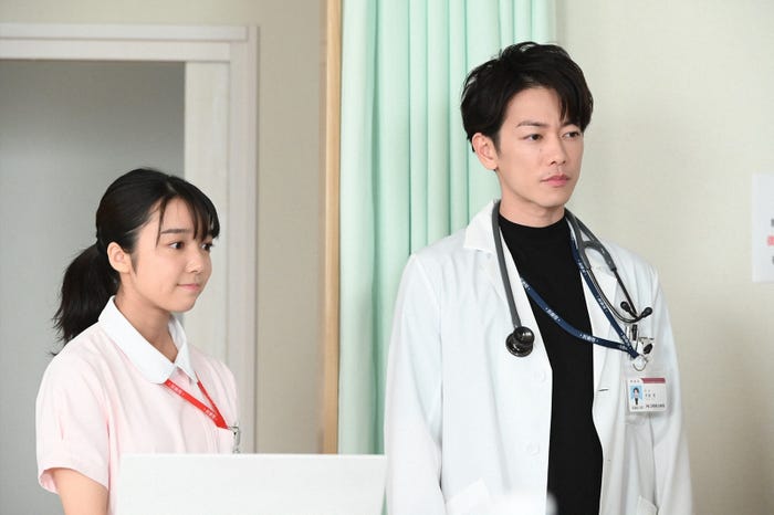 上白石萌音、佐藤健/「恋はつづくよどこまでも」第3話より(C)TBS