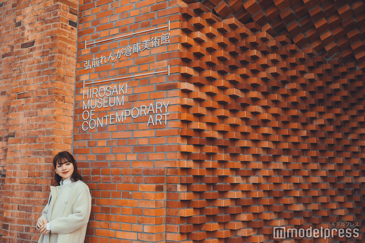 おすすめ撮影スポットはエントランス。45度にレンガを積み上げた独特の建築が特徴 （C）モデルプレス