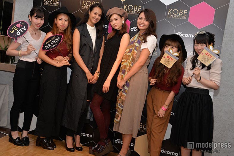 3人のモデルたちと来場者たちが写真撮影