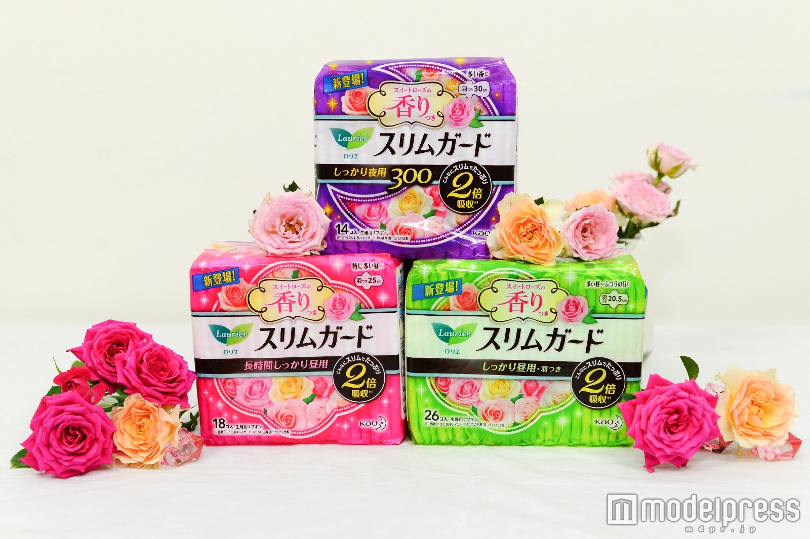 「ロリエ スリムガード スイートローズの香り」／上から時計回りに30cm羽つき（14枚入り）、20.5cm羽つき（26枚入り）、25cm羽つき（18枚入り）