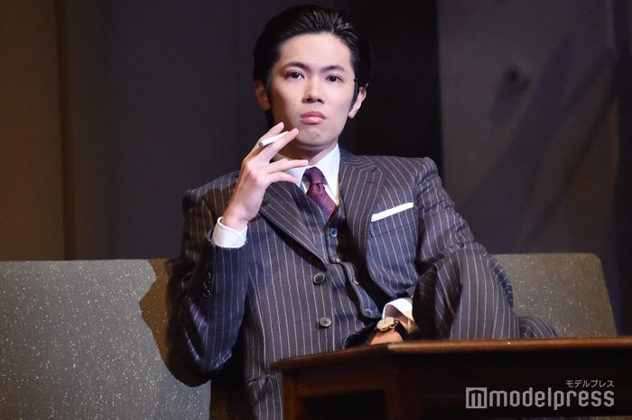 煙草を嗜む神宮寺勇太/「葵上」ゲネプロより (C)モデルプレス