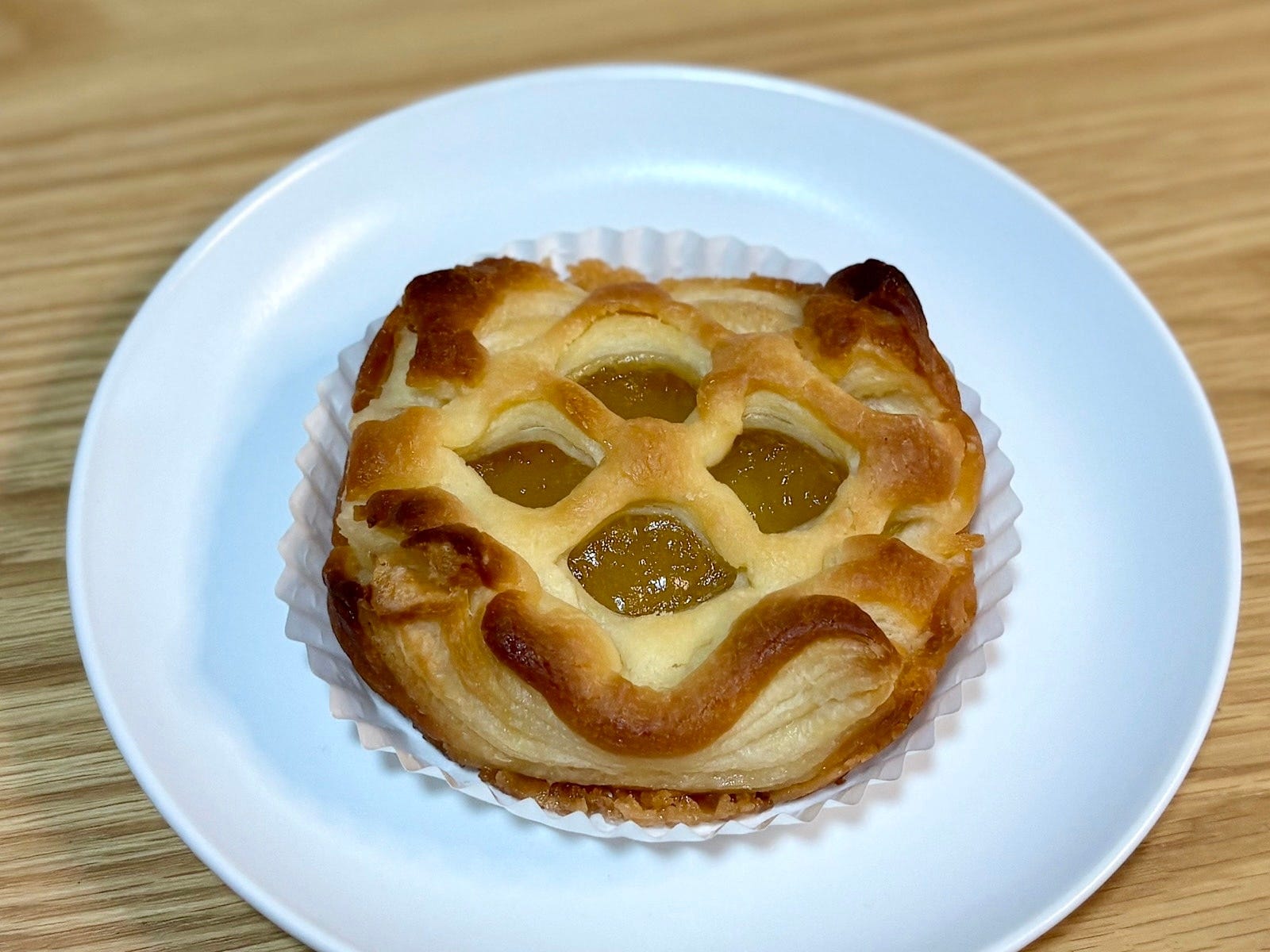 りんごフィリングがたっぷり詰まったアップルパイタルト。ひっくり返すと?