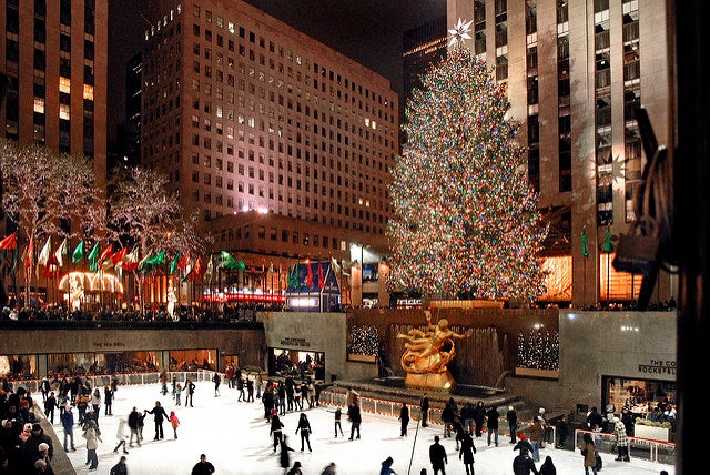 冬の風物詩・ロックフェラーセンターのクリスマスツリー／NY: Lighted! by angelocesare