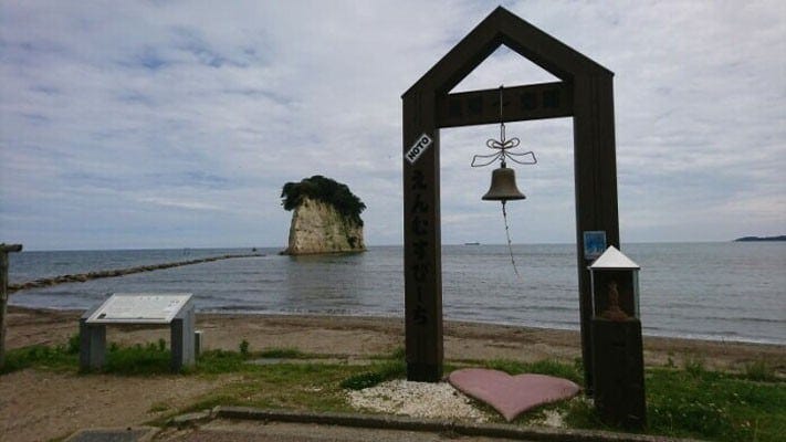 見附島が見える砂浜は「えんむすびーち」と名付けられ、縁結びの鐘が置かれています(2019年7月撮影)