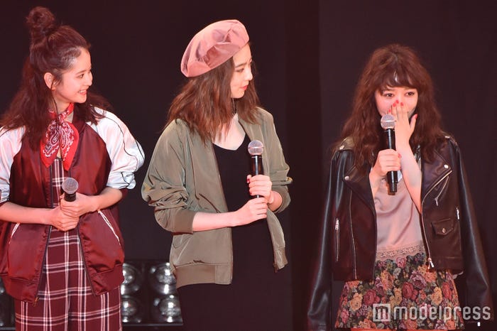 (左から)繁藤冬佳、島崎遥香、日出有香(C)モデルプレス
