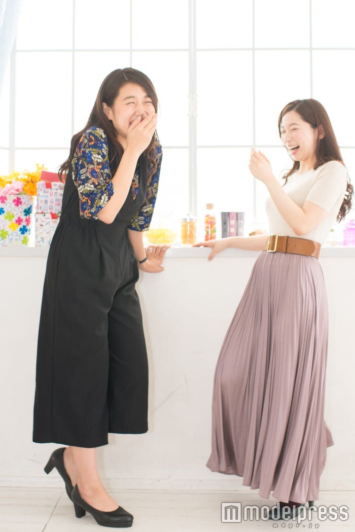 (左から)横澤夏子、鶴愛佳(C)モデルプレス